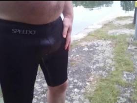 Vorschaubild vom Amateurporno mit dem Titel "Speedo Urinieren am Kanal **Outdoor Spaß**" von nylonjunge