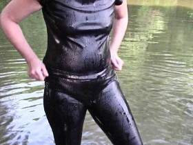 Vorschaubild vom Amateurporno mit dem Titel "Wet Leder-Outfit" von bondageangel