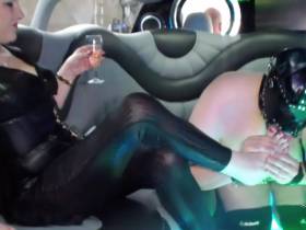 Vorschaubild vom Privatporno mit dem Titel "Foot Worship in der Limousine" von hotblondie