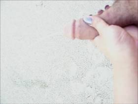 Vorschaubild vom Amateurporno mit dem Titel "Outdoor: Beim Pissen den Schwanz gehalten" von feuchteBegierde