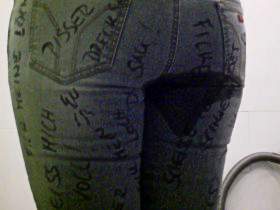 Vorschaubild vom Privatporno mit dem Titel "Perverse angemalte Jeans wird feucht" von EvilBitch