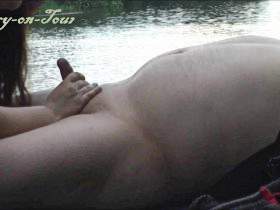 Vorschaubild vom Privatporno mit dem Titel "Spontanwichsen am See" von Harry-on-Tour