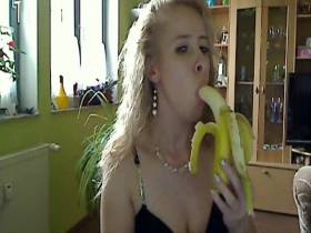 Vorschaubild vom Privatporno mit dem Titel "Bananen essen macht heiß" von SexyMonik