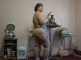 Vorschaubild vom Amateurporno mit dem Titel "Sie masturbiert ihre fetten Arsch Karotte." von rushscat