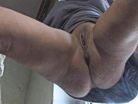 Vorschaubild vom Amateurporno mit dem Titel "Pissen beim Fensterputzen" von sex-and-tights