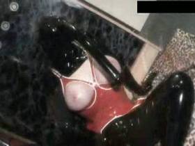 Vorschaubild vom Privatporno mit dem Titel "Beim Aufräumen - Fotzenmaske & Next-Gen-Dildo" von Latexlady_Avengelique