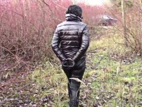 Vorschaubild vom Amateurporno mit dem Titel "Rückkehr aus dem Wald (in Handschellen)" von bondageangel