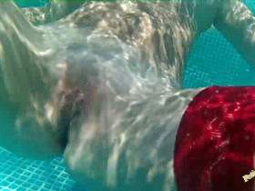 Vorschaubild vom Privatporno mit dem Titel "Satin Bluse , Nylons und Minirock Striptease im Pool - Unterwasser" von tomnata