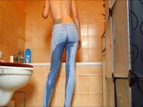 Vorschaubild vom Amateurporno mit dem Titel "Kacke und Pisse Jeans" von Heiss-und-Feucht