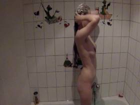 Vorschaubild vom Amateurporno mit dem Titel "Duschen & Rasieren" von gothic-erotik