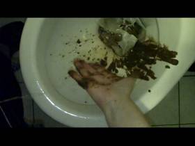 Vorschaubild vom Amateurporno mit dem Titel "Ihre Hand bekackt und sauber gepisst" von Duftfan