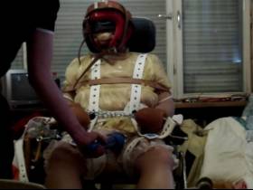 Vorschaubild vom Amateurporno mit dem Titel "Festgeschanllt im Rollstuhl zur Vibratorbehandlung" von dompaar2005
