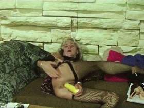 Vorschaubild vom Amateurporno mit dem Titel "Maiskolben für meine Möse" von Geile-Tina