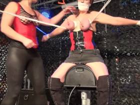 Vorschaubild vom Amateurporno mit dem Titel "Bondage-Folter auf dem Sybian 3/4" von Action-Girl