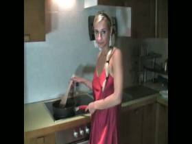 Vorschaubild vom Privatporno mit dem Titel "Spermafrühstück gebraten -  cum on eat" von NiciDeLuxe