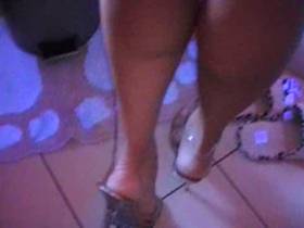 Vorschaubild vom Privatporno mit dem Titel "Footjob von hinten mit der Fußsohle von Claudia" von abwichser75