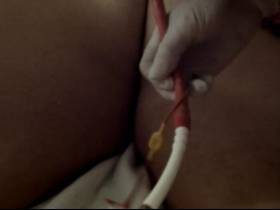 Vorschaubild vom Amateurporno mit dem Titel "Die festgeschnallte Gummisklavin bekommt das Darmrohr" von dompaar2005