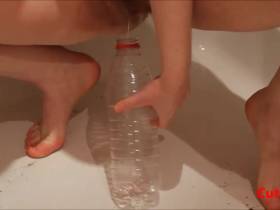 Vorschaubild vom Amateurporno mit dem Titel "In eine Flasche gepullert" von CuteKitty