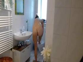 Vorschaubild vom Amateurporno mit dem Titel "Im Bad bespannert" von PhantomGirl