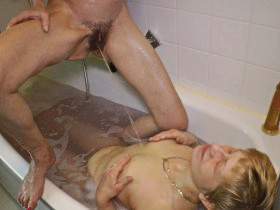 Vorschaubild vom Privatporno mit dem Titel "Ein Bad mit meiner Freundin Teil 2/2 versaut" von Spermageile-Rita
