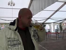 Vorschaubild vom Amateurporno mit dem Titel "Chef ins Bier gepisst" von Vampira89