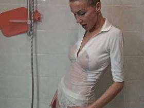 Vorschaubild vom Amateurporno mit dem Titel "Unter der Dusche mit weisser Bluse" von Sue-Allen
