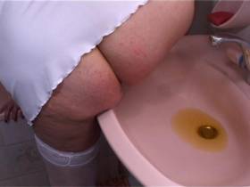 Vorschaubild vom Amateurporno mit dem Titel "Ins Waschbecken gepisst" von Traumbusen