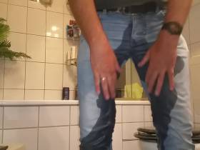Vorschaubild vom Amateurporno mit dem Titel "Nasse Jeans" von Peer-vers