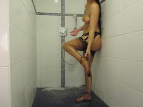 Vorschaubild vom Amateurporno mit dem Titel "Geh mit mir in Nylons duschen " von Nylonschlampenrw