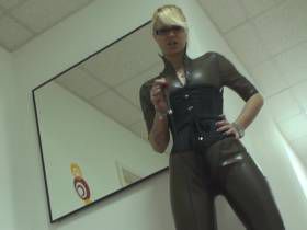 Vorschaubild vom Amateurporno mit dem Titel "Vollwertige Domina in Latex gehüllt!" von sexyJoleen
