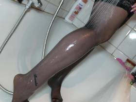Vorschaubild vom Amateurporno mit dem Titel "In vollgepissten Nylons duschen" von ViolettaAngel