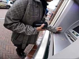 Vorschaubild vom Privatporno mit dem Titel "Inkontinent am Geldautomat" von Xenia-Style