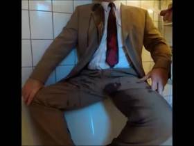 Vorschaubild vom Amateurporno mit dem Titel "Pisse einen Typen im Anzug an" von GayBond