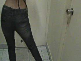 Vorschaubild vom Amateurporno mit dem Titel "In meine Jeanshose gepinkelt! Nah und Mega Nass! " von sexynoy