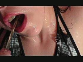 Vorschaubild vom Amateurporno mit dem Titel "Fresse besamt und vollgepisst " von extremgirl