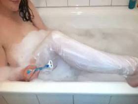 Vorschaubild vom Amateurporno mit dem Titel "Ich rasiere meine Beine  " von SexyKatrin
