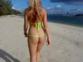 Vorschaubild vom Amateurporno mit dem Titel "Auf dem Strand in Minibikini unterwegs" von bigklit