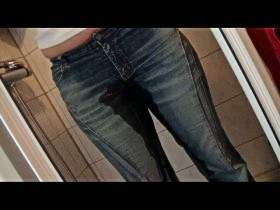 Vorschaubild vom Privatporno mit dem Titel "Jeans-Piss" von SweetLongLips