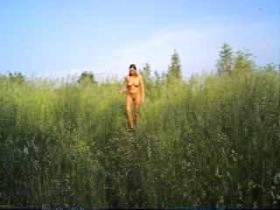 Vorschaubild vom Privatporno mit dem Titel "Nackt durchs hohe Gras gelaufen..." von Ramona_Deluxe