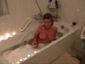 Vorschaubild vom Amateurporno mit dem Titel "Ein heißes Bad  " von Sandy2Hot