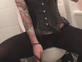 Vorschaubild vom Amateurporno mit dem Titel "Trink aus meiner Toilette!" von sexyJoleen