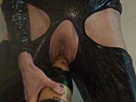 Vorschaubild vom Amateurporno mit dem Titel "In Lack gekleidet" von Sue-Allen