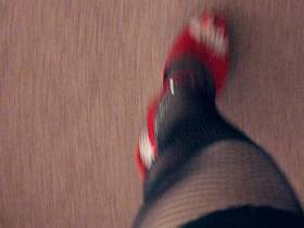 Vorschaubild vom Amateurporno mit dem Titel "Paar Schritte in roten Heels ..." von Privat-Filmer