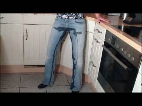 Vorschaubild vom Amateurporno mit dem Titel "Voll In die jeans Gepisst" von Feuchtegeheimnisse