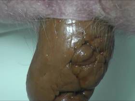 Vorschaubild vom Amateurporno mit dem Titel "Zwei dicke Würste ins Klo gekackt" von wetgina