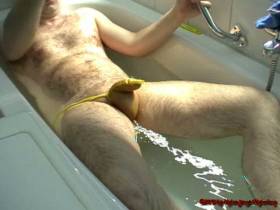 Vorschaubild vom Privatporno mit dem Titel "Im TubeSlip in die Badewanne" von nylonjunge