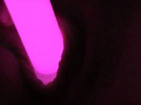 Vorschaubild vom Amateurporno mit dem Titel "Pink-Neon-Leucht-Fotze!" von DirtyDoreen