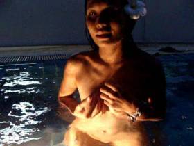 Vorschaubild vom Amateurporno mit dem Titel "Nackt im Pool" von Asiateeny