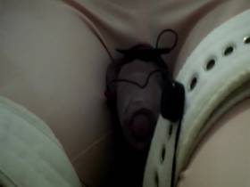 Vorschaubild vom Amateurporno mit dem Titel "Die Gummipuppe ist abgestellt, festgeschnallt und zuckt unter Strom" von dompaar2005