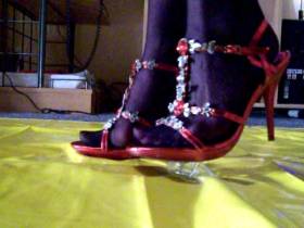 Vorschaubild vom Amateurporno mit dem Titel "Crush in roten sandaletten high-heels" von heelqueen